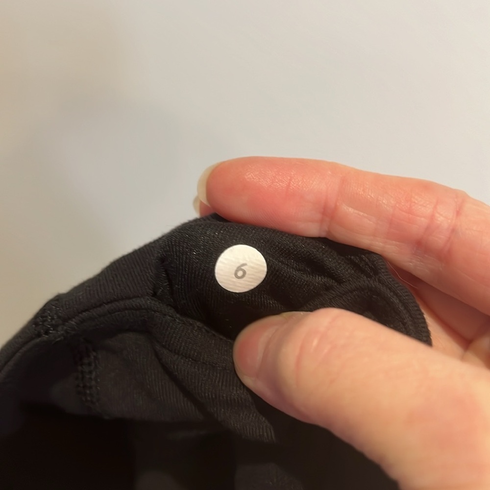 Lululemon sz 6 Capri cropped yoga pants - Picture 4 of 4